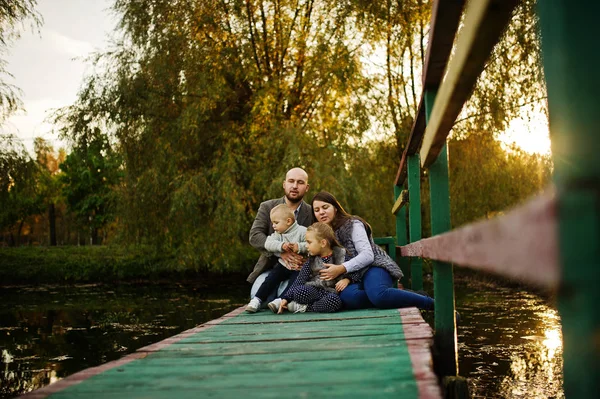 Kaukasische en gelukkige familie van moeder vader en meisje met jongen op wo — Stockfoto