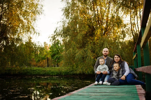 Felice famiglia caucasica di mamma papà e bambina con ragazzo a wo — Foto Stock