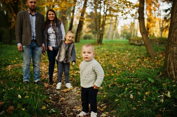 Glücklich kaukasischen Familie von Mama Papa und kleine Mädchen mit Junge bei ma — Stockfoto