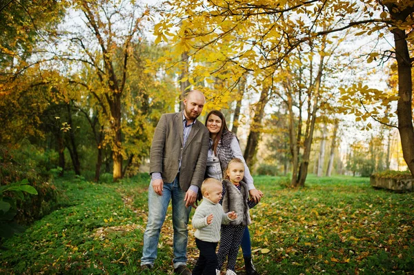 Feliz família caucasiana de mãe pai e menina com menino em ma — Fotografia de Stock