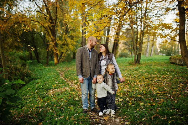 Feliz família caucasiana de mãe pai e menina com menino em ma — Fotografia de Stock