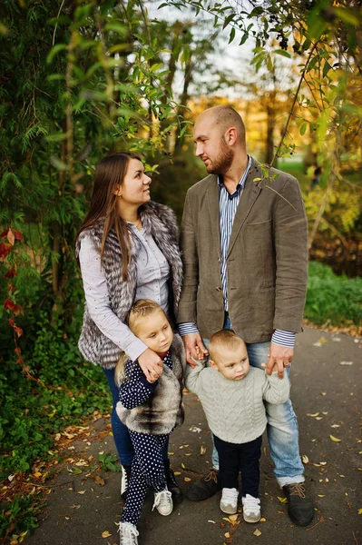 Feliz família caucasiana de mãe pai e menina com menino em ma — Fotografia de Stock