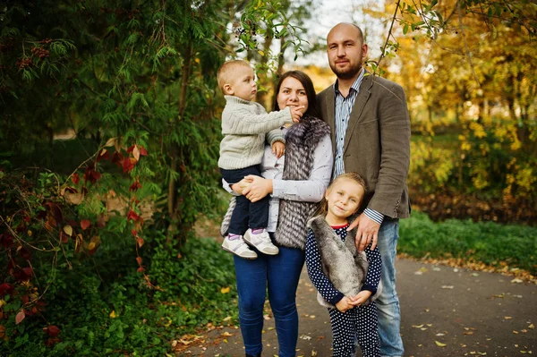 Feliz família caucasiana de mãe pai e menina com menino em ma — Fotografia de Stock