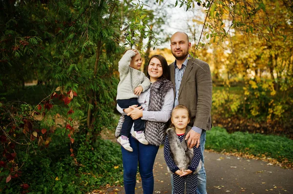 Feliz família caucasiana de mãe pai e menina com menino em ma — Fotografia de Stock