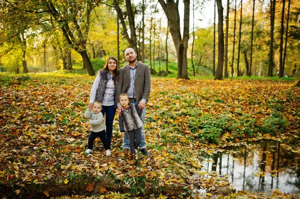 Kaukasische en gelukkige familie van moeder vader en meisje met jongen bij ma — Stockfoto