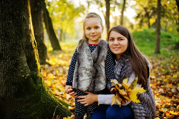 Mamá con hija en el majestuoso bosque otoñal . — Foto de Stock