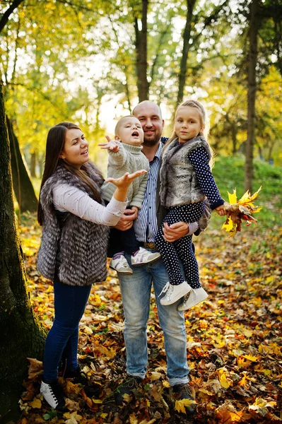 Feliz família caucasiana de mãe pai e menina com menino em ma — Fotografia de Stock