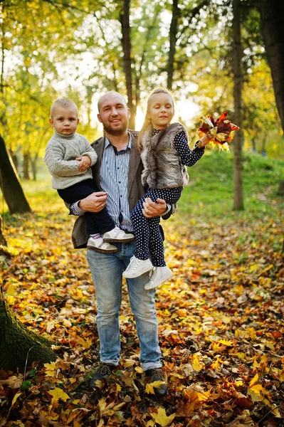 Счастливый отец с дочерью и сыном на величественной осенней форели — стоковое фото