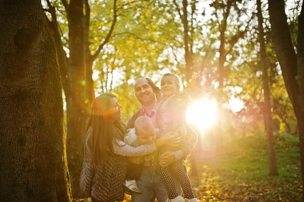 Felice famiglia caucasica di mamma papà e bambina con ragazzo a ma — Foto Stock