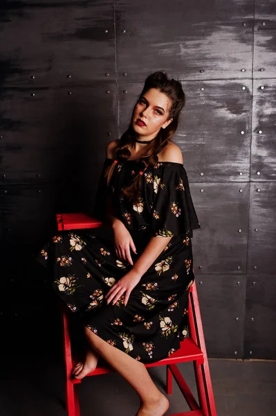 Fata neagra in rochie cu machiaj stralucitor stand pe scara rosie ch — Fotografie, imagine de stoc