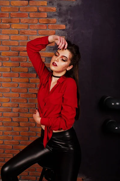 Chica negra en camisa roja y pantalones de cuero con maquillaje brillante po —  Fotos de Stock