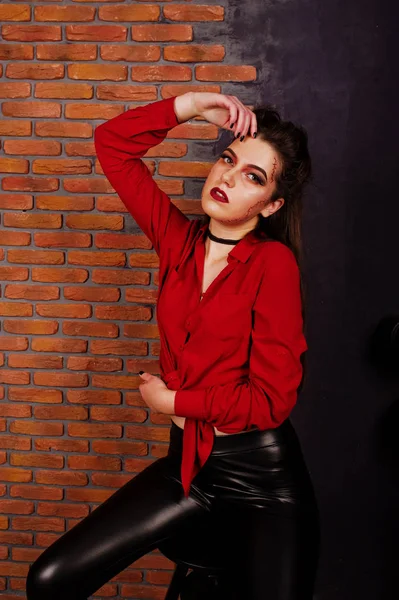 Black girl in red shirt and leather pants with bright make-up po — Stock Photo, Image