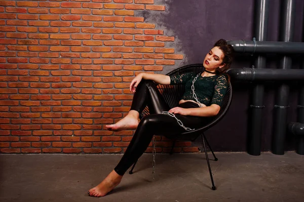 Zwart meisje in de groene shirt en lederen broek met lichte make-up — Stockfoto