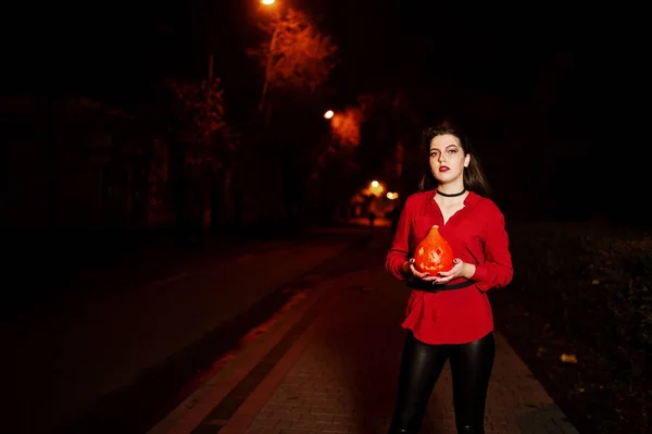 Chica negra en camisa roja y maquillaje brillante con calabaza en las manos —  Fotos de Stock