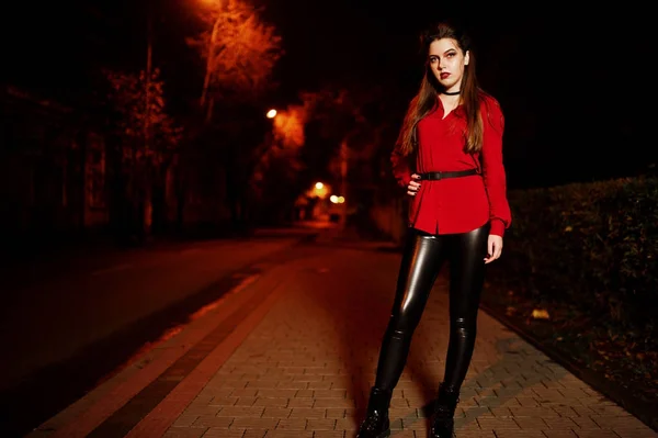 Czarna dziewczyna w czerwonej koszuli i jasny makijaż na noc ulica prześcignąć — Zdjęcie stockowe