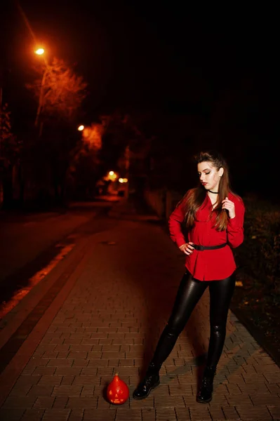 Chica negra en camisa roja y maquillaje brillante con calabaza en la noche —  Fotos de Stock