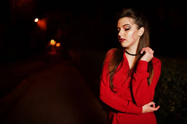 Svart flicka i röd tröja och ljusa make-up kväll gatan överträffa — Stockfoto