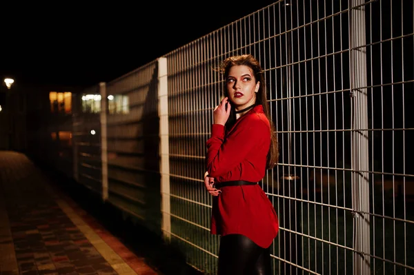 Черная девушка в красной рубашке и яркий макияж на ночной улице outdo — стоковое фото