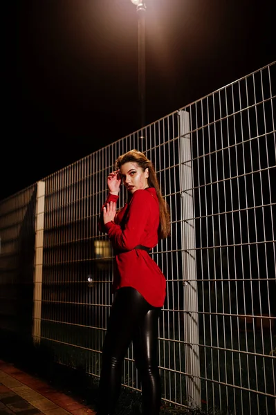 Chica negra en camisa roja y maquillaje brillante en outdo de la calle de noche —  Fotos de Stock