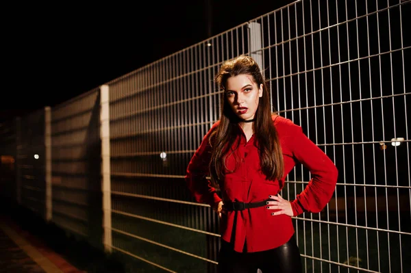 Μαύρο κορίτσι με κόκκινο πουκάμισο και φωτεινό μακιγιάζ βράδυ δρόμου outdo — Φωτογραφία Αρχείου