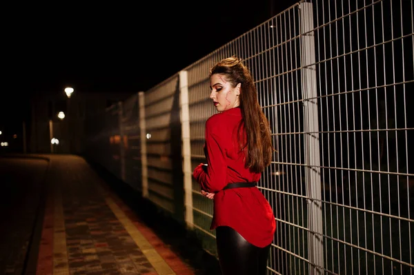 Menina preta em camisa vermelha e maquiagem brilhante no outdo rua noite — Fotografia de Stock