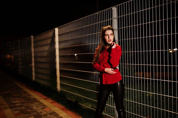 Chica negra en camisa roja y maquillaje brillante en outdo de la calle de noche —  Fotos de Stock