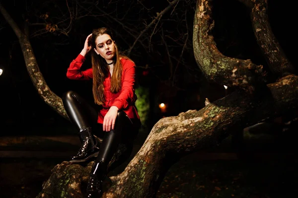 Chica negra en camisa roja y maquillaje brillante en sitti calle de noche —  Fotos de Stock