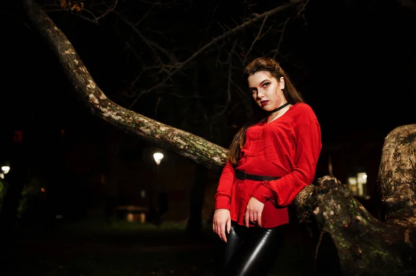 Черная девушка в красной рубашке и яркий макияж на ночной улице sitti — стоковое фото