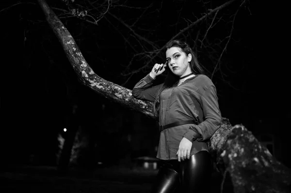 Fekete lány a piros inget és a világos make-up a éjszakai utcai Szilvia — Stock Fotó