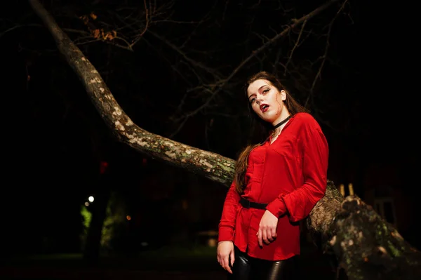 Chica negra en camisa roja y maquillaje brillante en sitti calle de noche —  Fotos de Stock