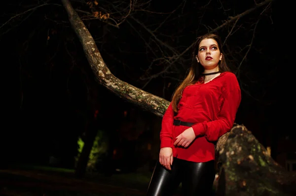 Chica negra en camisa roja y maquillaje brillante en sitti calle de noche —  Fotos de Stock