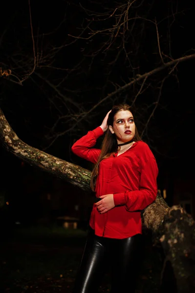 Zwart meisje in de rode shirt en lichte make-up op straat sitti nacht — Stockfoto