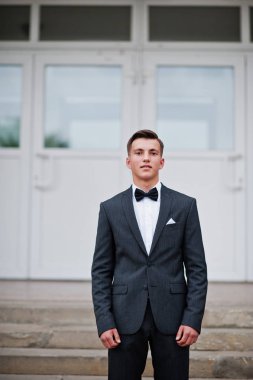 Yakışıklı lise mezunu şık smokin po portresi