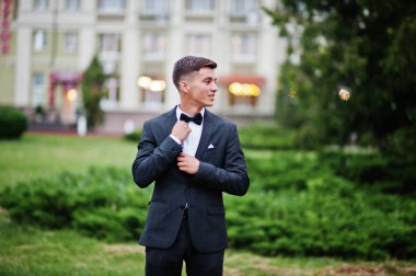 Yakışıklı genç bir adam portresi serin elbise poz giyinmiş 