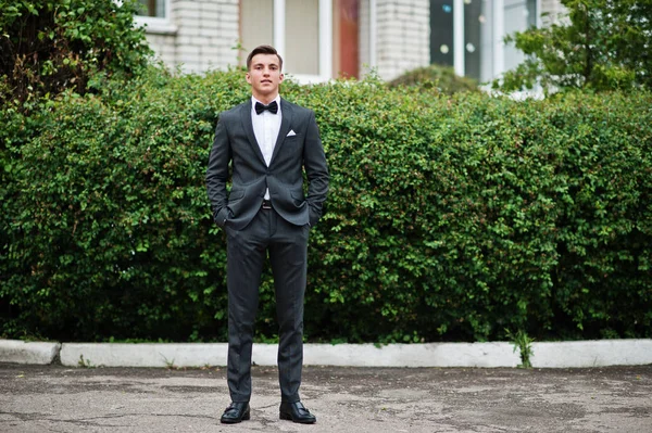 Portret van een modieuze en stijlvolle high school graduate in el — Stockfoto