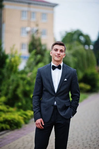 Portret van een knappe jongeman in formele fancy pak poseren op — Stockfoto