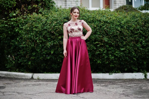 Portrait of a beautiful and gentle girl in elegant gown posing o — Stock Photo, Image