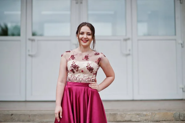 Portrait of an attractive girl standing and posing on the stairs — Stock Photo, Image