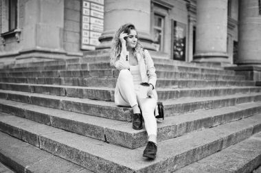 Beyaz fincan kahve ile şık kıvırcık sarışın model kız aşınma