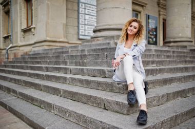 Beyaz fincan kahve ile şık kıvırcık sarışın model kız aşınma