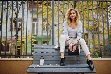 Beyaz fincan kahve ile şık kıvırcık sarışın model kız aşınma