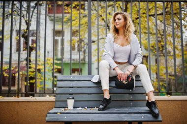 Beyaz fincan kahve ile şık kıvırcık sarışın model kız aşınma