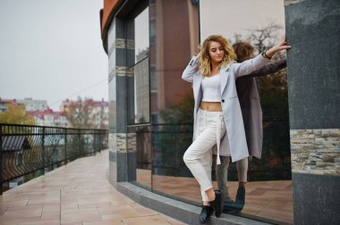 Beyaz cep telefonu ile şık kıvırcık sarışın model kız aşınma 