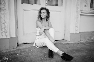 Şık kıvırcık sarışın model kız giymek beyaz eski karşı poz üzerinde