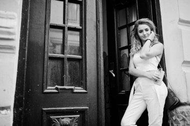 Şık kıvırcık sarışın model kız giymek beyaz eski karşı poz üzerinde