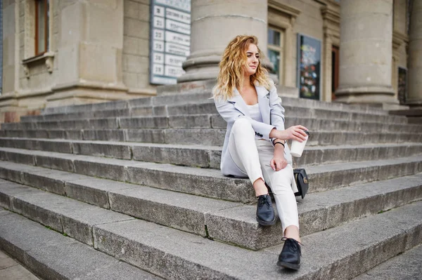 Elegante modelo rubio rizado chica usar en blanco con taza de café —  Fotos de Stock