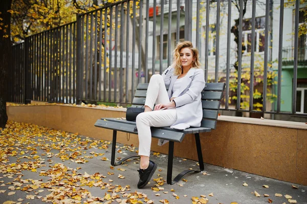 Élégant bouclé blonde modèle fille porter sur blanc avec tasse de café — Photo