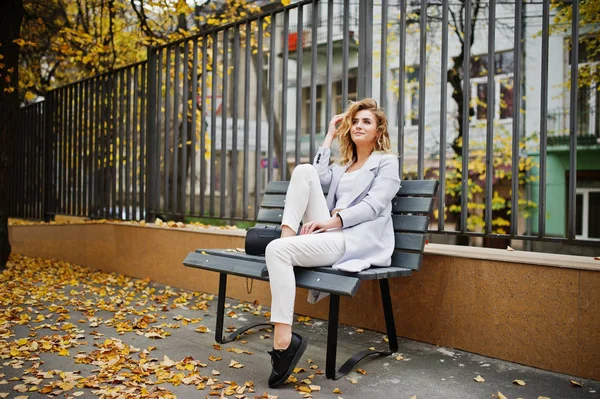 Elegante modelo rubio rizado chica usar en blanco con taza de café — Foto de Stock