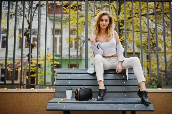 Stylowy model blondynka kręcone dziewczyna nosić na białym filiżankę kawy — Zdjęcie stockowe