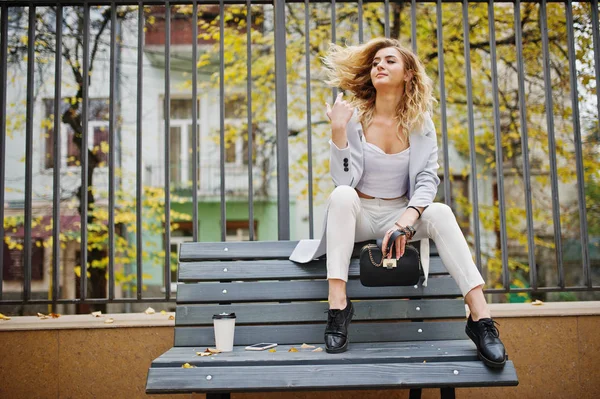 Élégant bouclé blonde modèle fille porter sur blanc avec tasse de café — Photo